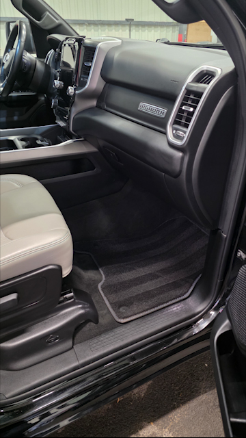 Dodge RAM 1500 avant droit - après